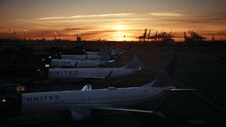 Aviones en el Aeropuerto Internacional Newark Libert,y el viernes 7 de noviembre de 2025, en Newark, Nueva Jersey. (AP Foto/Andres Kudacki)