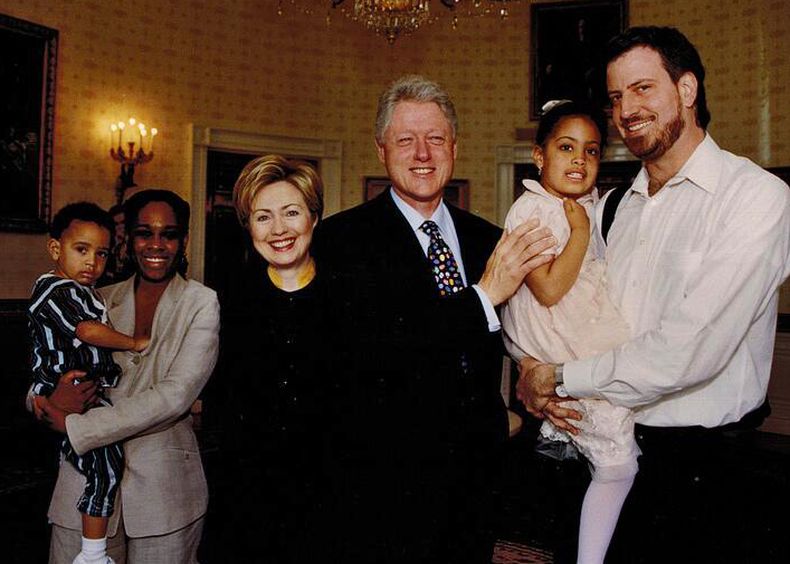 El presidente Bill Clinton y la primera dama Hillary Rodham-Clinton posan con Bill de Blasio y su familia  para una foto tomada entre 1999-2000 que fue difundida por su equipo de transici&oacute;n.  El ex presidente Bill Clinton le tomar&aacute; juramento