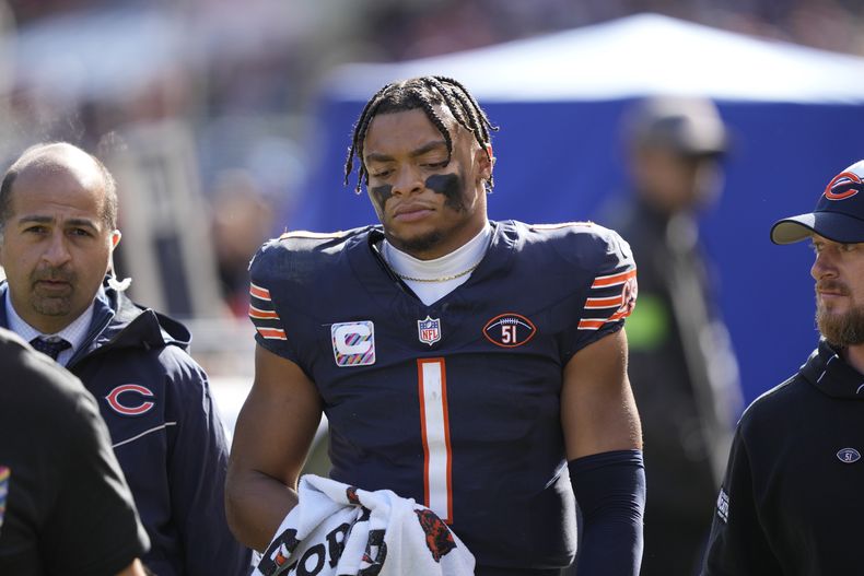 Justin Fields, quarterback de los Bears de Chicago, camina rumbo al vestidor después de haber sido capturado durante la segunda mitad del partido de la NFL en contra de los Vikings de Minnesota, el domingo 15 de octubre de 2023, en Chicago. (AP Foto/Charles Rex Arbogast)