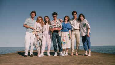 Esta imagen difundida por ViX muestra, de izquierda a derecha, a Luis de la Rosa, Michelle Pellicer, Macarena García, Iker Solano, Jesusa Ochoa, Edu Maruri y Sol Wainer posando en el set de la serie Timbiriche. (ViX vía AP)