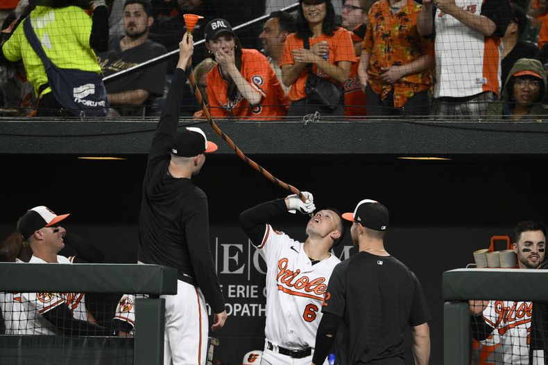 Ryan Mountcastle, de los Orioles de Baltimore, festeja su jonrón de dos carreras en la sexta entrada ante los Angelinos de Los Ángeles, el martes 16 de mayo de 2023 (AP Foto/Nick Wass)