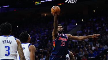 Embiid y Harden guían a Sixers a victoria sobre Mavs