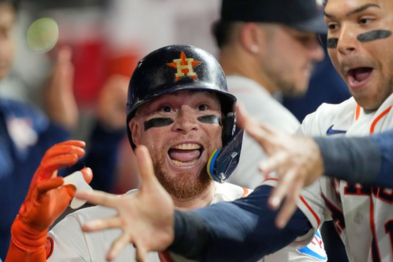 El puertorriqueño Christian Vázquez, de los Astros de Houston, festeja en la cueva tras batear un cuadrangular ante los Angelinos de Los Ángeles, el miércoles 19 de agosto de 2026 (AP Foto/David J. Phillip)