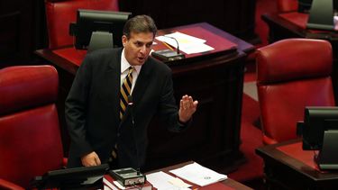 bhatia sale a la defensa ante senalamiento de gastos excesivos durante su presidencia en el senado