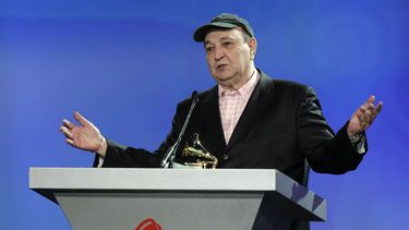 ARCHIVO - El compositor brasileño y pianista Joao Donato recibe el premio a mejor álbum de latin jazz en la 11a entrega anual del Latin Grammy el 11 de noviembre de 2010 en Las Vegas. Donato, quien ayudó a sentar las bases de la bossa nova y a lo largo de su carrera desafió el confinamiento a un sólo género musical, murió el lunes. Tenía 88 años. (Foto AP/Julie Jacobson, archivo)
