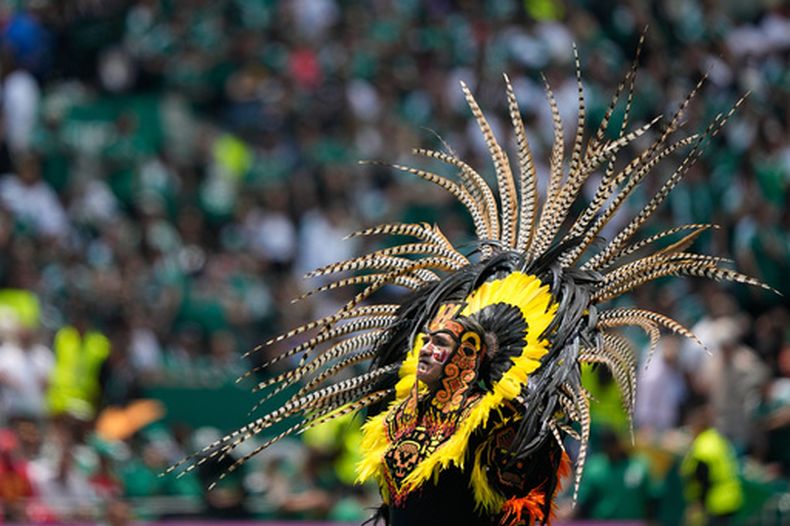 Un artista durante la ceremonia de inauguración del Mundial 2026 previo al partido entre el anfitrión de México y Sudáfrica en el Estadio Azteca de la Ciudad de México, el jueves 11 de junio de 2026. (AP Foto/Natacha Pisarenko)