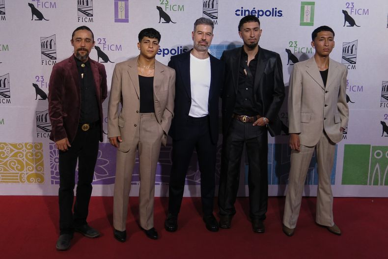 El actor Osvaldo Sánchez, de izquierda a derecha, el actor Víctor Prieto, el director David Pablos, el actor Giovanni Ontiveros y el actor Hemir Causin posan en la alfombra roja de la película En el camino en el Festival Internacional de Cine de Morelia, en México, el martes 14 de octubre de 2025. (Foto AP/Berenice Bautista)