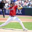 El abridor de los Guardianes de Cleveland Shane Bieber lanza en la primera entrada del juego ante los Reales de Kansas City el domingo 9 de julio del 2023. (AP Foto/Nick Cammett)