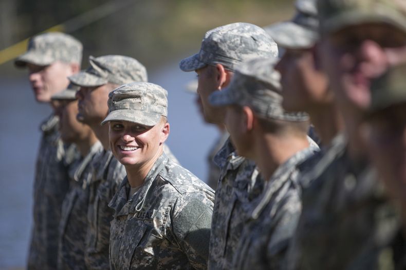 ARCHIVO - La mayor Lisa Jaster, centro, la primera mujer de la Reserva del Ejército de Estados Unidos en graduarse de la escuela militar Ranger, permanece formada con otros miembros de la fuerza Ranger durante una ceremonia de graduación del Army Ranger, el 16 de octubre de 2015, en Fort Benning, Georgia. (AP Foto/Branden Camp, archivo)