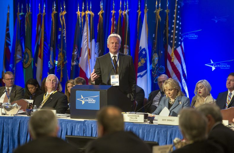 Jeffrey Immelt, presidente y director general de General Electric, habla en la reuni&oacute;n invernal de la Asociaci&oacute;n Nacional de Gobernadores en Washington, el s&aacute;bado 22 de febrero de 2014. (Foto AP/Cliff Owen)