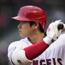 El japonés Shohei Ohtani se dispone a cumplir un turno al bate en el juego del martes 6 de junio de 2023, ante los Cachorros de Chicago (AP Foto/Jae C. Hong)
