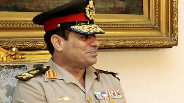 americateve | Foto del lunes 13 de agosto del 2012 del ministro de Defensa egipcio Abdul Fat&aacute; el-Sisi reunido con el presidente Mohamed Morsi, que no aparece, en El Cairo. Egipto. (Foto AP/Presidencia Egipcia)