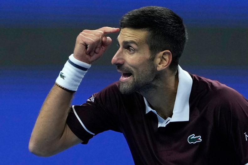 Novak Djokovic durante el partido contra Bu Yunchaokete en el Abierto de China, el viernes 2 de octubre de 2026, en Beijing. (AP Foto/Ng Han Guan)
