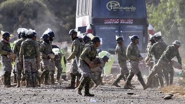 La policía militar despeja una carretera que estaba bloqueada por partidarios del expresidente de Bolivia, Evo Morales, que exigen que se le permita postularse nuevamente a la presidencia en las próximas elecciones, en Parotani, Bolivia, el miércoles 11 de junio de 2025. (AP Foto/Dico Soliz)