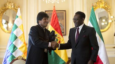Bolivia condecora a cuestionado presidente africano