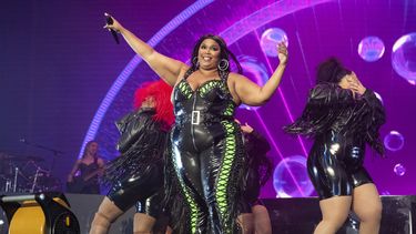 ARCHIVO - Lizzo se presenta en el Festival de Música BottleRock Napa Valley el 27 de mayo de 2023 en Napa, California. Lizzo fue demandada por tres exbailarinas que acusan a la ganadora del Grammy de acoso sexual y alegan que la cantante y su equipo de producción crearon un ambiente de trabajo hostil. La demanda civil presentada el martes 1 de agosto de 2023 en el Tribunal Superior del Condado de Los Ángeles. (Foto Amy Harris/Invision/AP, archivo)