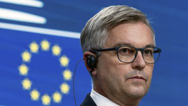 ARCHIVO – El Comisionado Europeo de Asuntos Internos y Migración, Magnus Brunner, habla en una conferencia de medios tras una reunión de los ministros de justicia e interior de la UE en la sede del Consejo Europeo en Bruselas, el 12 de diciembre de 2024. (AP Foto/Omar Havana, Archivo)