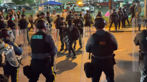 Violencia en Nueva Jersey obliga a imponer toque de queda cerca de centro de ICE en medio de protestas