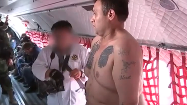 asi desnudaron y revisaron al narco z-42, lider de los zetas
