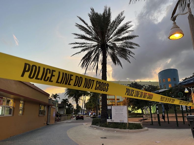 Un perímetro policial limita la zona donde se produjo un tiroteo cerca del paseo marítimo de Hollywood en Hollywood, Florida, el lunes 29 de mayo de 2023. (Mike Stocker/South Florida Sun-Sentinel via AP)