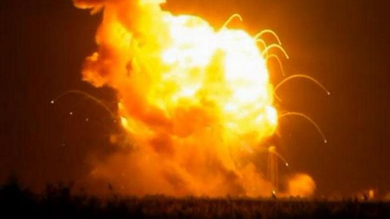 La señal de la agencia espacial estadounidense mostró en vivo cuando el transbordador Antares estalló en el cielo, en el este de Virginia. Llevaba suministros a la Estación Espacial Internacional. No viajaba tripulación