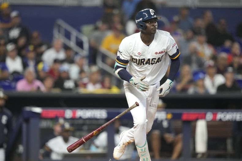 Didi Gregorius del Curazao Suns lanza su bate en la novena entrada del juego ante Venezuela en la Serie del Caribe en Miami el sábado 3 de febrero del 2024. (AP Foto/Lynne Sladky)
