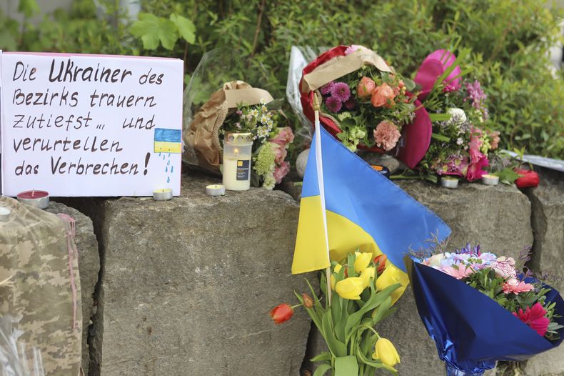 Flores y una bandera ucraniana en un centro comercial en Murnau, Alemania, el 28 de abril de 2024. (Constanze Wilz/dpa via AP)