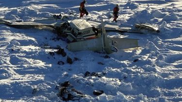En esta imagen, distribuida por la Guardia Costera de Estados Unidos el 7 de febrero de 2025, se muestra una pequeña avioneta estrellada en el oeste de Alaska. (Guardia Costera de EEUU vía AP)