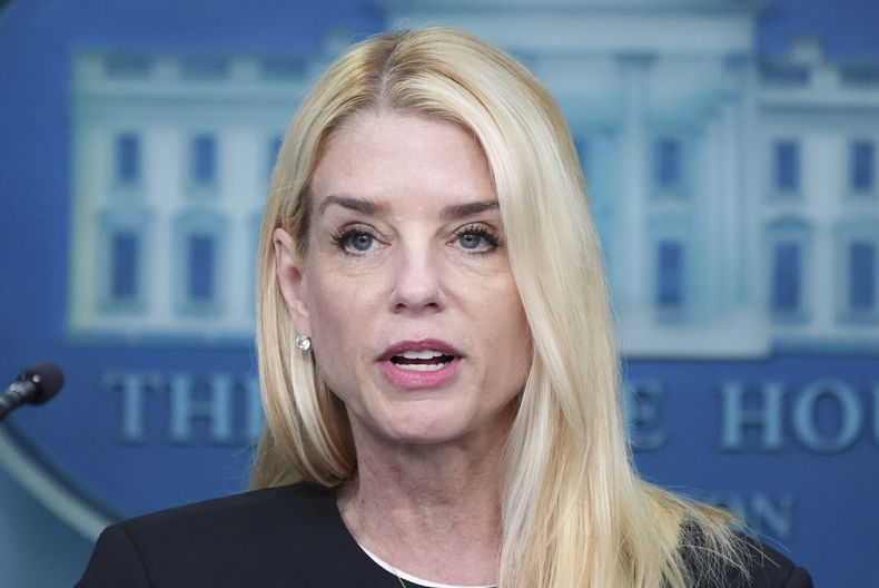 La secretaria de Justicia de EEUU Pam Bondi habla con los medios de comunicación el viernes 27 de junio de 2025 en la sala de prensa de la Casa Blanca en Washington. (AP Foto/Jacquelyn Martin)