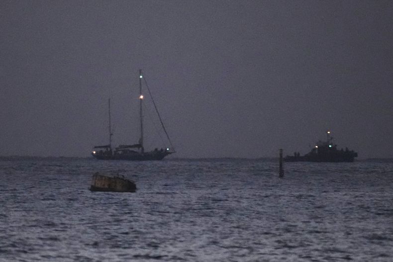El Madleen (izquierda), un barco con ayuda que se dirige a Gaza, escoltado por las fuerzas navales israelíes, navega haca el puerto de Ashdod, en el sur de Israel, después de haber sido incautado por las fuerzas israelíes, el 9 de junio de 2025. (AP Foto/Leo Correa)