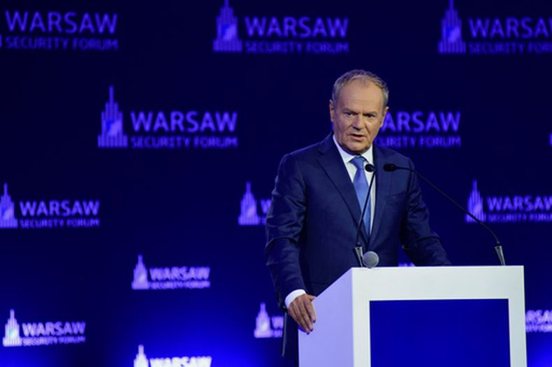 El primer ministro polaco, Donald Tusk, habla en un foro de seguridad en Varsovia, Polonia, el lunes 12 de octubre de 2026. (AP Foto/Attila Husejnow)