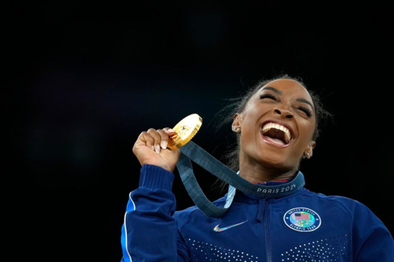 ARCHIVO - Foto del 3 de agosto del 2024, la estadounidense Simone Biles celebra tras ganar la medalla de oro en la prueba individual de salto de la gimnasia artística en los Juegos Olímpicos de París. (AP Foto/Francisco Seco, Archivo)