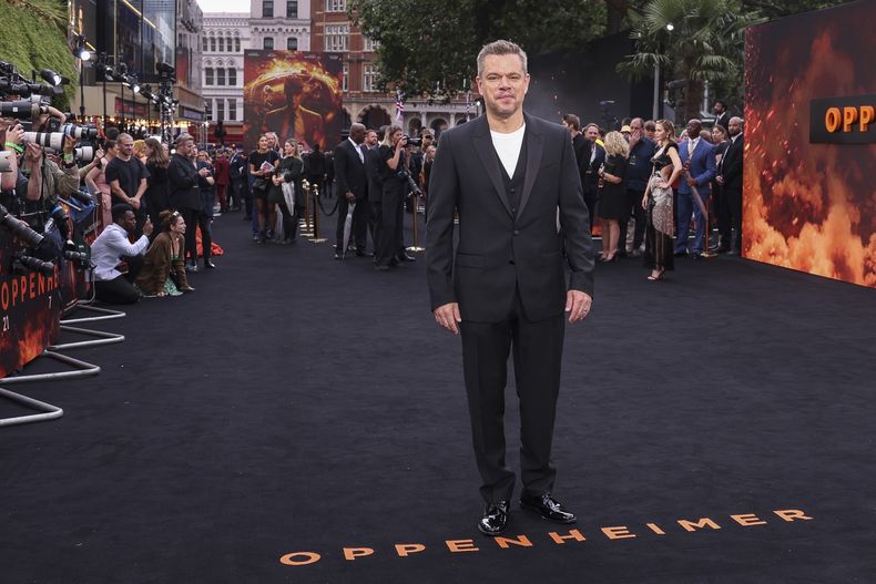 Matt Damon posa a su llegada al estreno de la película Oppenheimer el jueves 13 de julio de 2023 en Londres. (Vianney Le Caer/Invision/AP)