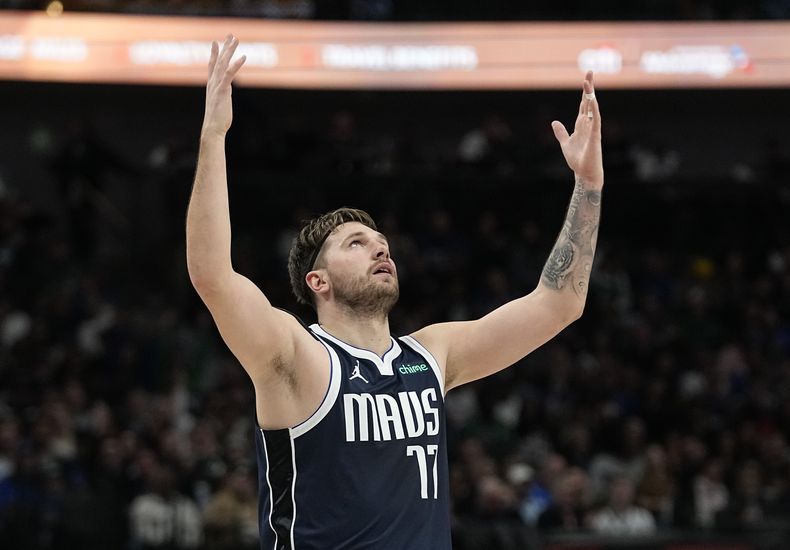 El esloveno Luka Doncic, base de los Mavericks de Dallas, reacciona a una decisión arbitral en el partido del miércoles 3 de enero de 2024 ante los Trail Blazers de Portland (AP Foto/LM Otero)