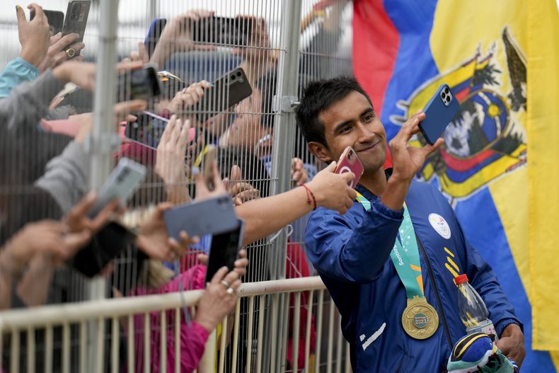 El ecuatoriano Jhonatan Narváez se saca una selfie tras ganar la carrera de ruta del ciclismo de los Juegos Panamericanos de Santiago, Chile, el domingo 29 de octubre de 2023. (AP Foto/Fernando Vergara)