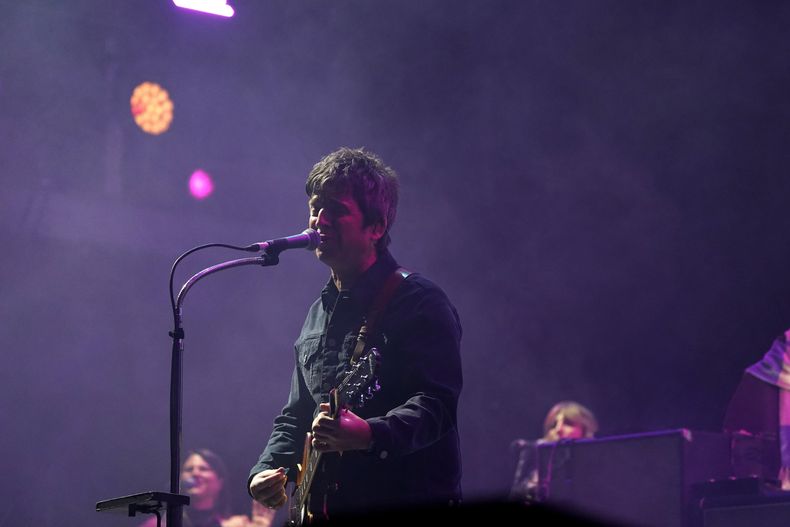 Noel Gallagher de Noel Gallaghers High Flying Birds durante su concierto en el festival Corona Capital en la Ciudad de México, el domingo 19 de noviembre de 2023. (Foto AP/Aurea Del Rosario)