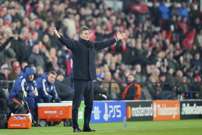 El técnico de la Juventus Thiago Motta reacciona durante el encuentro de vuelta del playoff de la Liga de Campeones ante el PSV el miércoles 19 de febrero del 2025. (AP Foto/Peter Dejong)