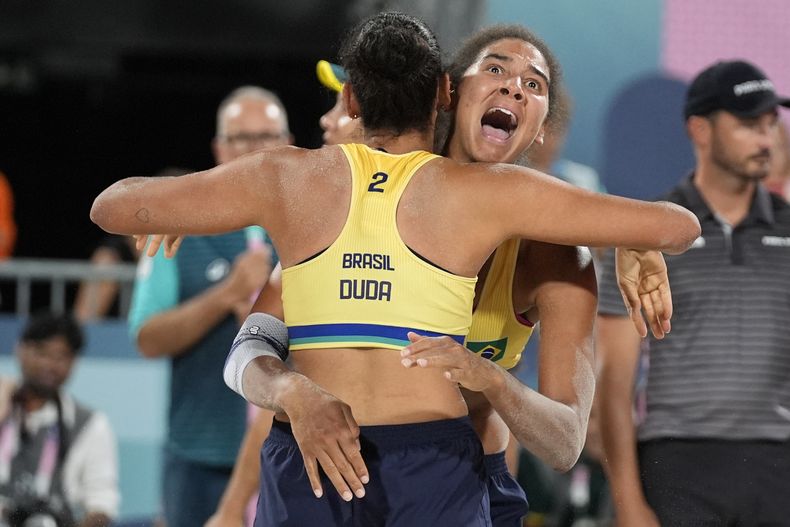 Las brasileñas Ana Patricia Silva y Duda festejan la conquista del oro en la final olímpica de voleibol de playa ante Canadá, el jueves 8 de agosto de 2024, en París (AP Foto/Robert F. Bukaty)