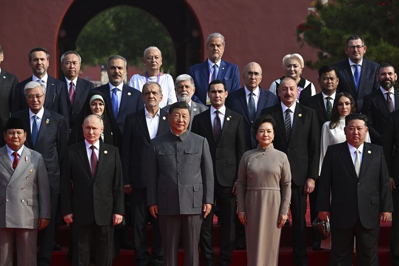 El presidente de China Xi Jinping, al centro, acompañado de su esposa Peng Liyuan, en la primera fila y segunda de derecha a izquierda, y otros dignatarios, posan para una foto grupal antes de un desfile militar para conmemorar el 80 aniversario de la rendición de Japón en la Segunda Guerra Mundial, el miércoles 3 de septiembre de 2025, en Beijing. (Sergei Bobylev, Sputnik, Kremlin Pool Photo vía AP)