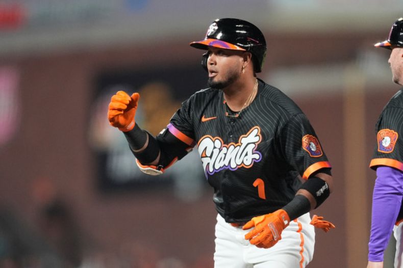 El venezolano Luis Arráez, de los Gigantes de San Francisco, festeja tras batear un sencillo productor ante los Filis de Filadelfia, el martes 7 de abril de 2026 (AP Foto/Jeff Chiu)