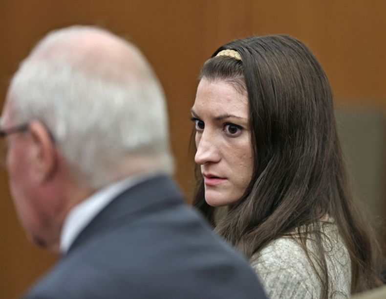 Lindsay Clancy mira a su abogado, Kevin Reddington, mientras el jurado continúa deliberando en su juicio por asesinato en el Tribunal Superior en Plymouth, Massachusetts, el martes 1 de septiembre de 2026. (Greg Derr/The Patriot Ledger vía AP, Pool)