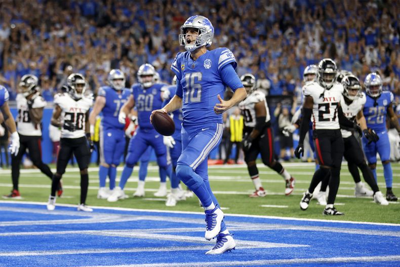 El quarterback Jared Goff (16) de los Lions de Detroit tras anotar un touchdown ante los Falcons de Atlanta, , el domingo 24 de septiembre de 2023, en Detroit. (AP Foto/Al Goldis)