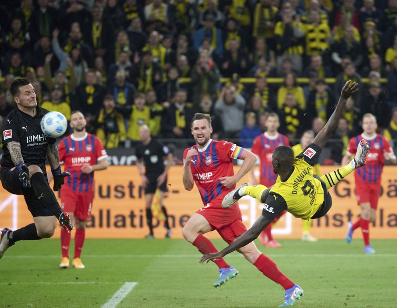 Serhou Guirassy, derecha, del Dortmund, y Patrick Mainka de Heidenheim en acción durante el partido de fútbol de la Bundesliga entre Borussia Dortmund y 1 FC Heidenheim en el Signal Iduna Park, en Dortmund, Alemania, el viernes 13 de septiembre de 2024. (Bernd Thissen/dpa vía AP)
