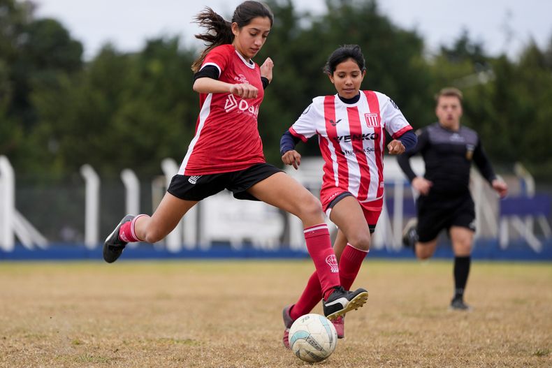 Candelaria Cabrera, de 12 años, quien juega para el equipo femenino de Huracán de Chabas, controla el balón durante un encuentro ante en el Alumni in Arequito, de la provincia de Santa Fe en Argentina, el lune 19 de junio del 2023. (AP Foto/Natacha Pisarenko)