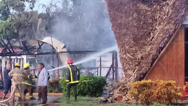 incendio de grandes proporciones destruye el complejo turistico estatal del pio cua en jagüey grande