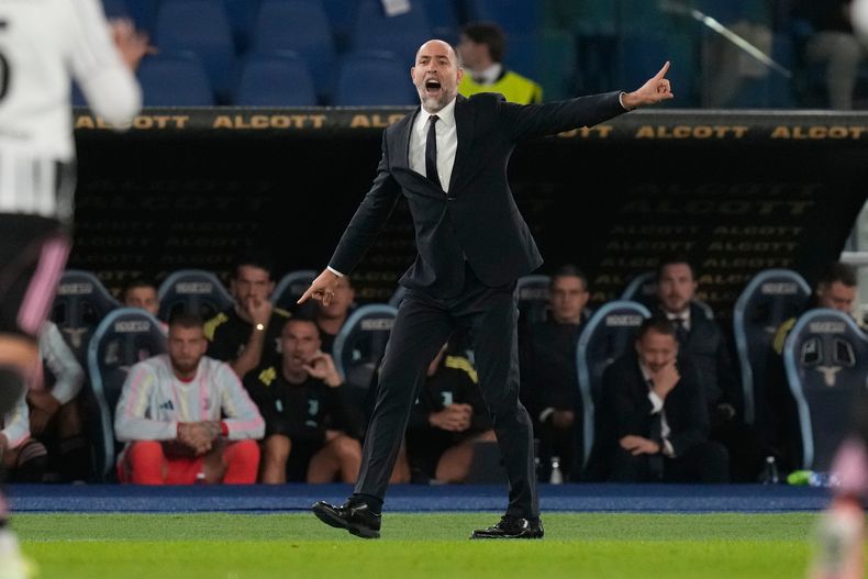 El técnico de Juventus Igor Tudor da instrucciones durante el partido contra Lazio en la Serie A italiana, el domingo 26 de octubre de 2025. (AP Foto/Gregorio Borgia)