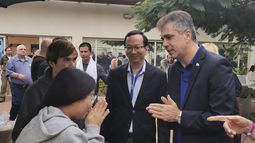 En esta fotografía proporcionada por el Ministerio de Asuntos Exteriores de Tailandia, el canciller israelí Eli Cohen, habla con una rehén tomada por Hamás y que fue liberada en el Centro Médico Shamir, en Israel, el sábado 25 de noviembre de 2023. (Ministerio de Asuntos Exteriores de Tailandia vía AP)
