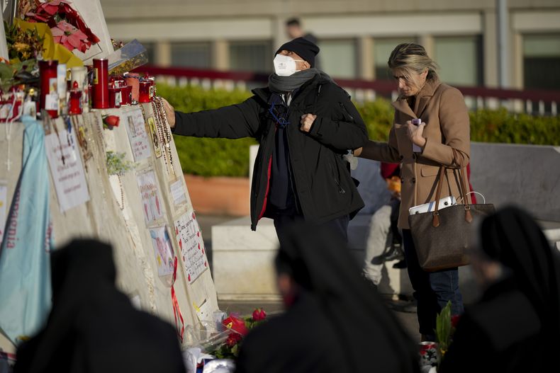 Varias personas rezan por el papa Francisco frente al Policlínico Agostino Gemelli, en Roma, el miércoles 19 de marzo de 2025, donde el pontífice se encuentra hospitalizado desde el viernes 14 de febrero. (AP foto/Andrew Medichini)