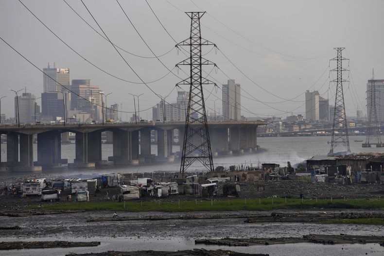 Cables eléctricos en el barrio Makoko de Lagos, Nigeria, el 20 de agosto del 2022 (AP foto/Sunday Alamba)