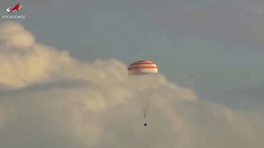 En esta imagen tomada de un video publicado por la corporación espacial Roscosmos, una cápsula espacial rusa Soyuz MS-23 desciende unos 150 kilómetros (90 millas) al sureste de la localidad kazaja de Zhezkazgan, Kazajistán, el miércoles 27 de septiembre de 2023. En la cápsula viajaban el astronauta de la NASA Frank Rubio, así como los cosmonautas de Roscosmos Sergey Prokopyev y Dmitri Petelin, que aterrizaron el miércoles en la estepa de Kazajistán. (Corporación espacial Roscosmos via AP)